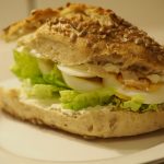 Das fertige Ei-Brötchen auf einem Teller