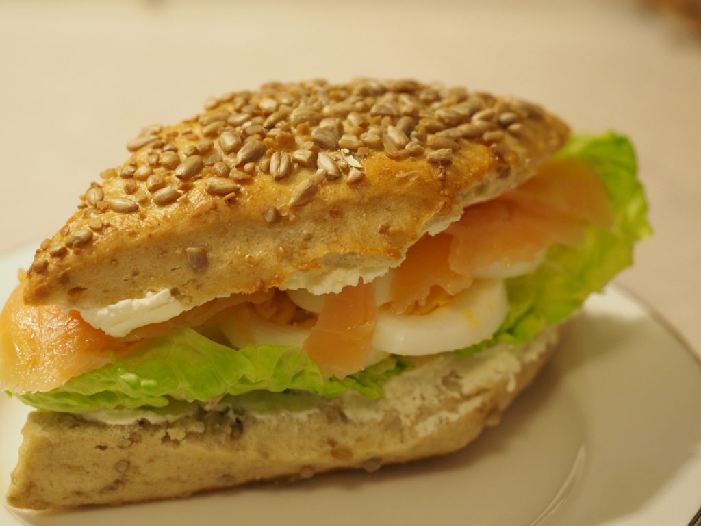 Das fertige Lachs-Ei-Brötchen auf einem Teller