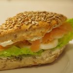 Das fertige Lachs-Ei-Brötchen auf einem Teller