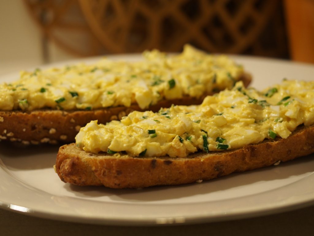 Zwei lange Dinkelbrötchen großzügig bestrichen mit dem Aufstrich aus Eiern und Schnittlauch