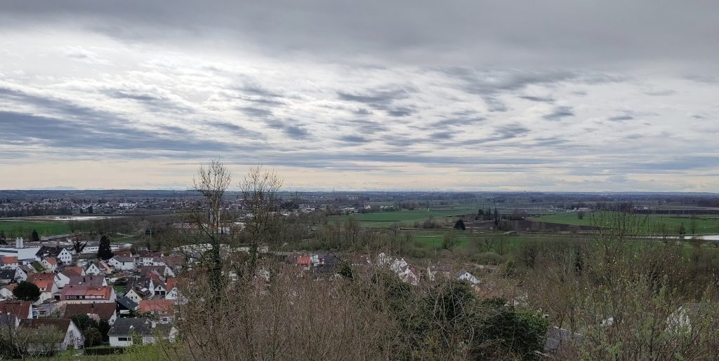 Panoramaaufnahme der umliegenden Stadt Erbach mit Fernblick auf die Alpen