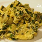 Eine Große Portion der geschmelzten Maultaschen mit Ei und Schnittlauch auf einem Teller.