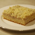 Ein Hefekuchen mit Puddingfüllung mit Ananas und Streuseln