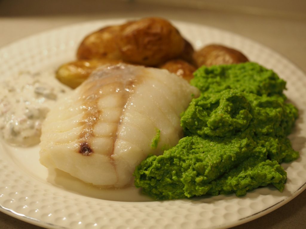 Gedünstetes Seeteufelfilet mit Ofenkartoffen, Erbsenmus und Sauce Tartar