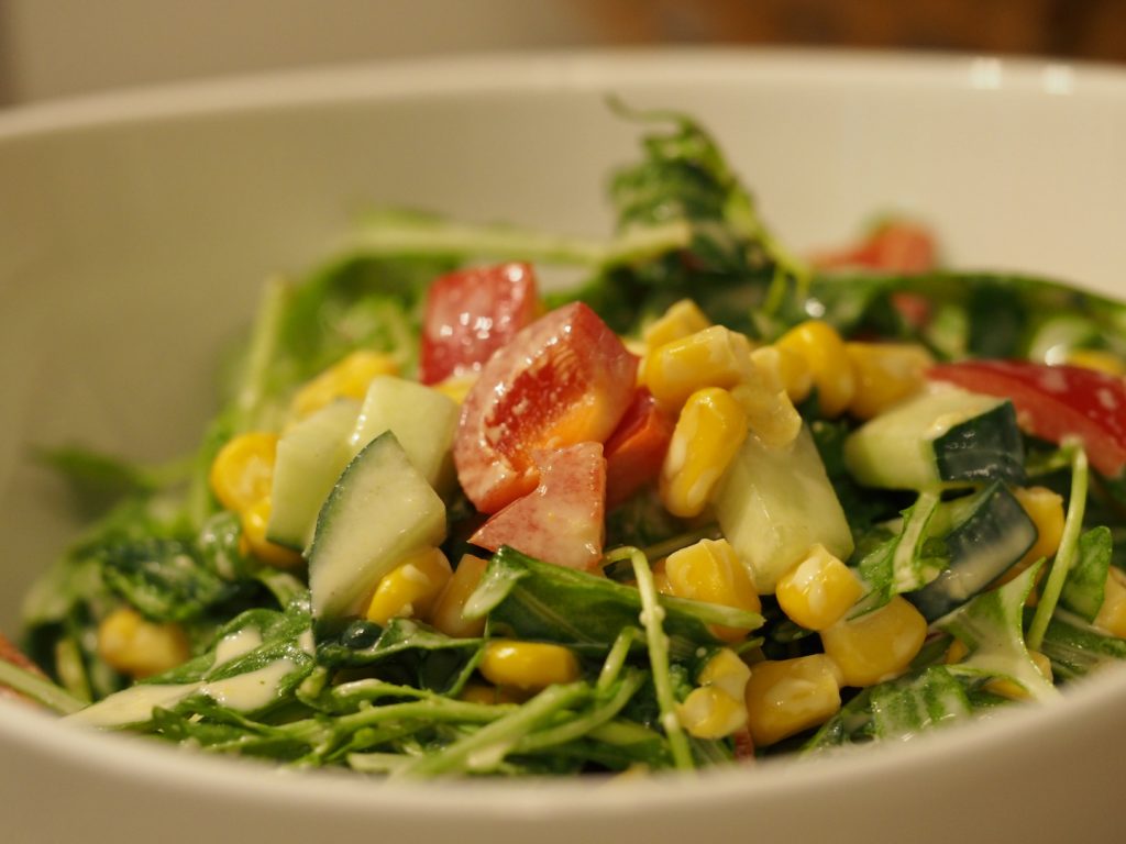 Maissalat mit Gurke, Paprika und Rucola