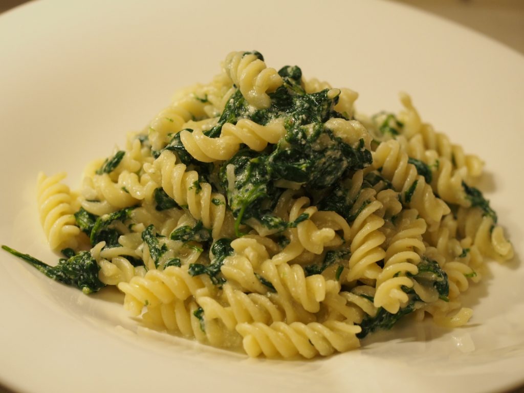 Eine Portion der Pasta mit einer Spinat-Ricotta Sauce