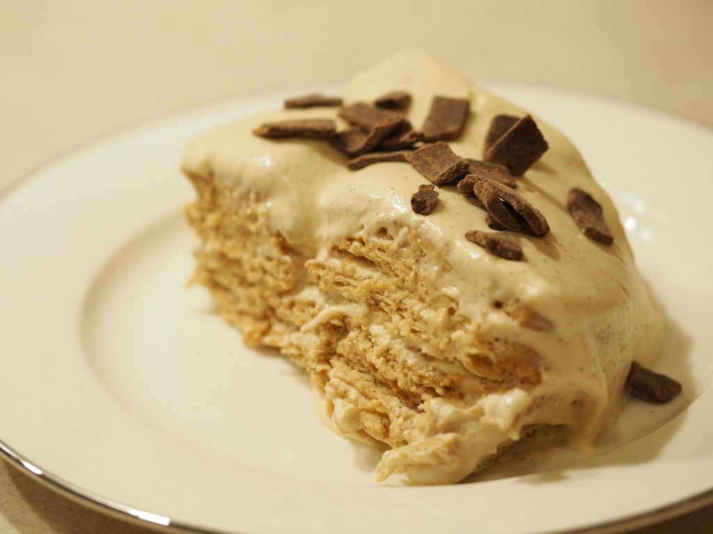 Eine Carlotta de Cafe, ein spanisches Dessert mit Cremeschichten mit zwischen Keksen