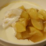 Etwas Birnenkompott mit der feinen Vanillesauce in einer weißen kleinen Schüssel