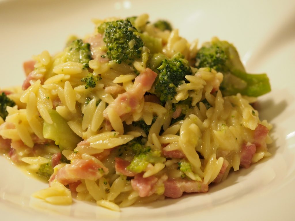 Carbonara mit Orzo Pasta, Brokkoli und Bacon