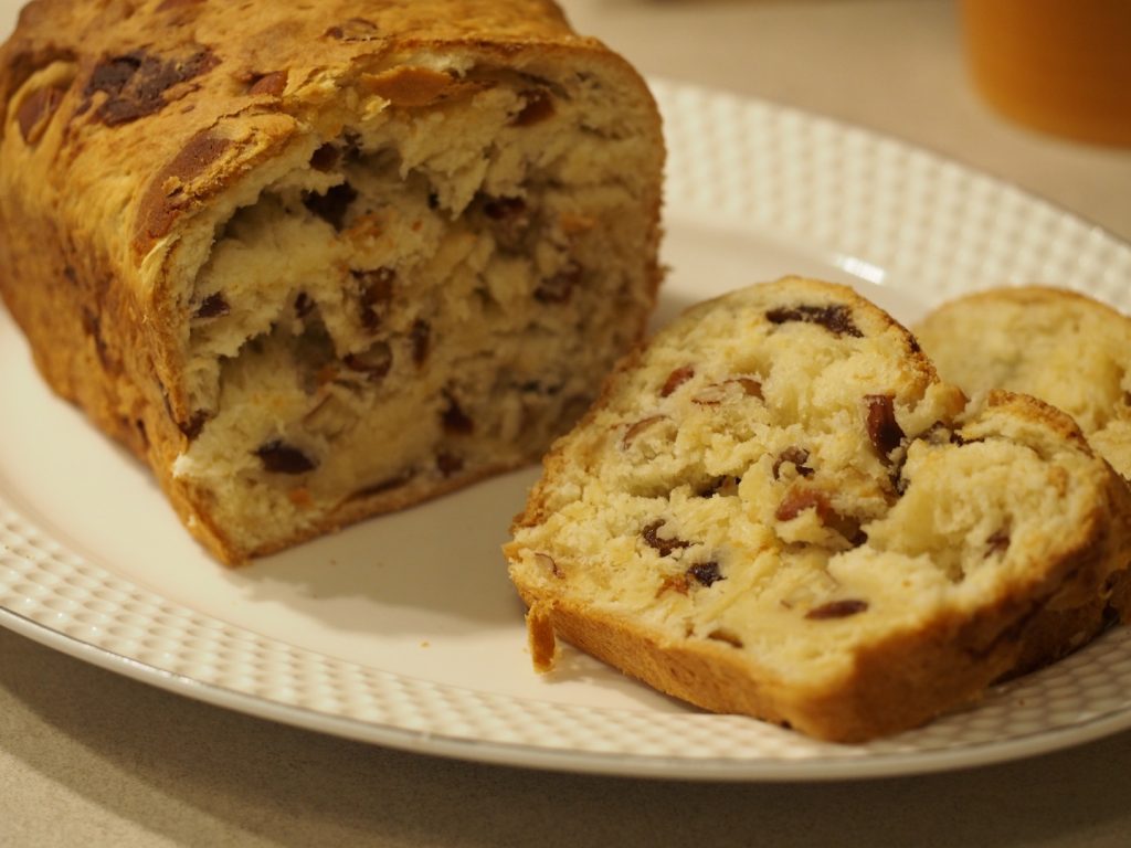 Ein süßes Brot im Anschnitt mit getrocketen Aprikosen, Mandeln und Marzipan