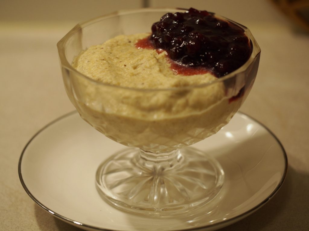 Eine kleine Dessertschale, gefüllt mit einer Portion der bayrischen Creme, getoppt mit ein paar Löffel Preiselbeeren