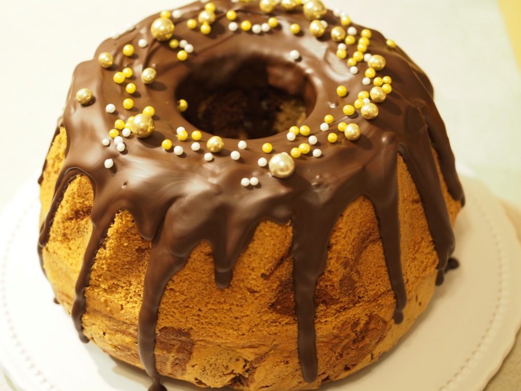 Der fertige gebackene und dekorierte Gugelhupf.