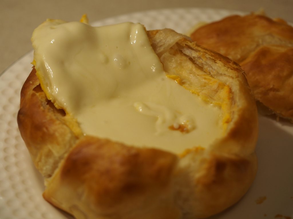 Ein geschmolzener Weichkäse in einer Blätterteighülle