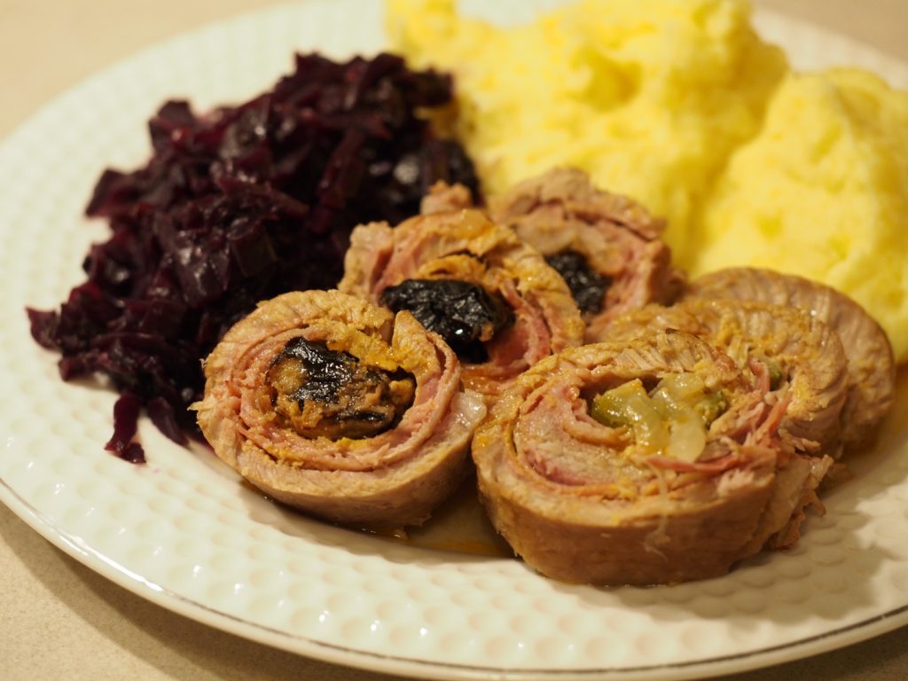 Rinderrouladenscheiben mit zwei unterschiedlichen Füllungen an Kartoffelstampf und Blaukraut