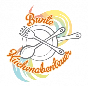 Logo der Bunten Küchenabenteuer. Es ist eine Pfanne mit einem Besteck zu sehen, über und unter der Zeichnung ist die Schrift "Bunte Küchenabenteuer" in einem orangenem Farbton angebracht. Im Hintergrund windet sich ein bunter Swirl durch das Logo.