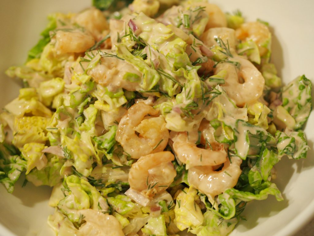 Ein Salat mit Romana Salat, Shrimp bzw. Krabben und einer Cocktailsauce als Dressing