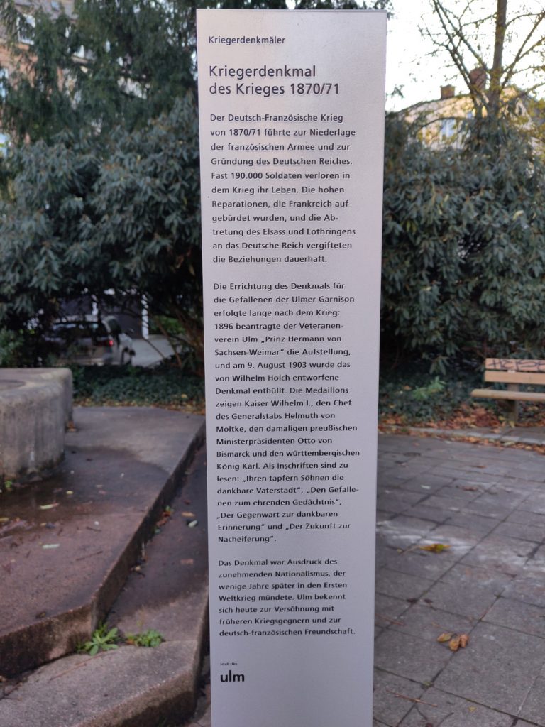 Beschreibung des Denkmals vor Ort auf einer Stele