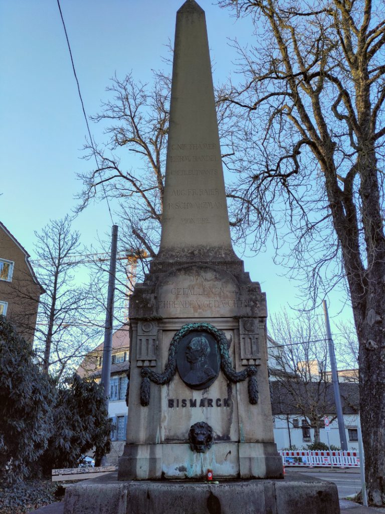 Konterfei von Bismarck aus Kupfer mit der Inschrift "Den Gefallenden zum ehrenden Gedächtnis"