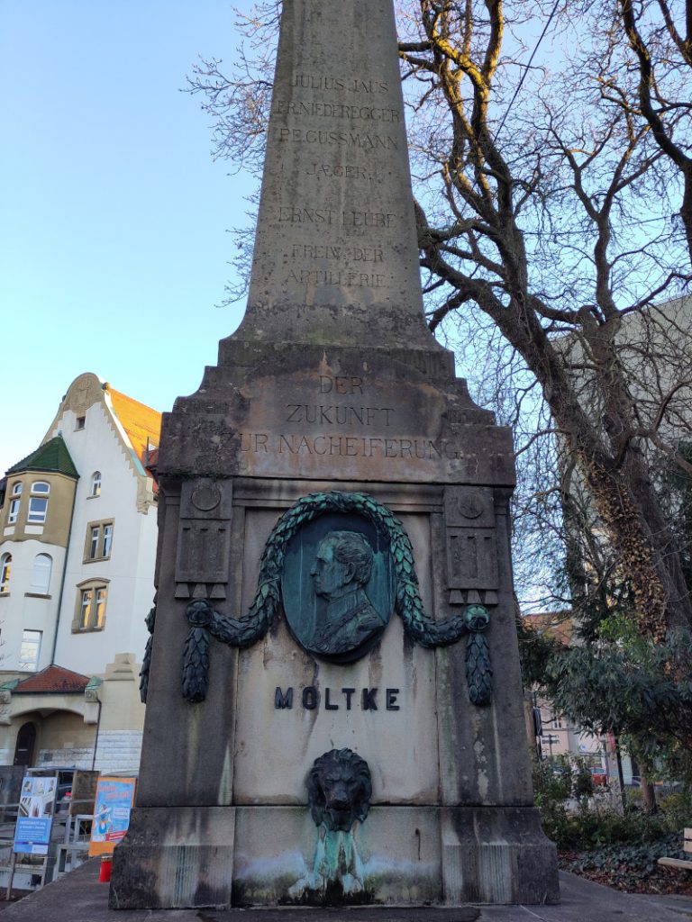 Konterfei von Moltke aus Kupfer mit der Inschrift "Der Zukunft zur Nacheiferung"