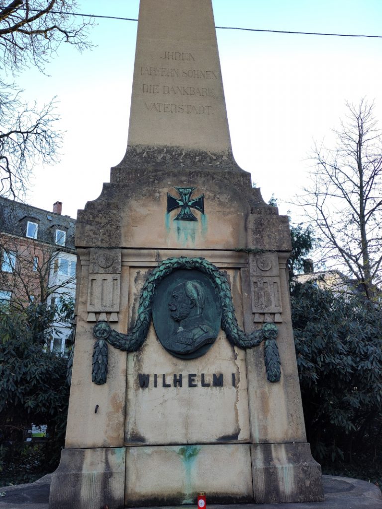 Konterfei von Wilhelm dem 1. aus Kupfer mit der Inschrift "Ihren tapferen Söhnen die dankbare Vaterstadt"