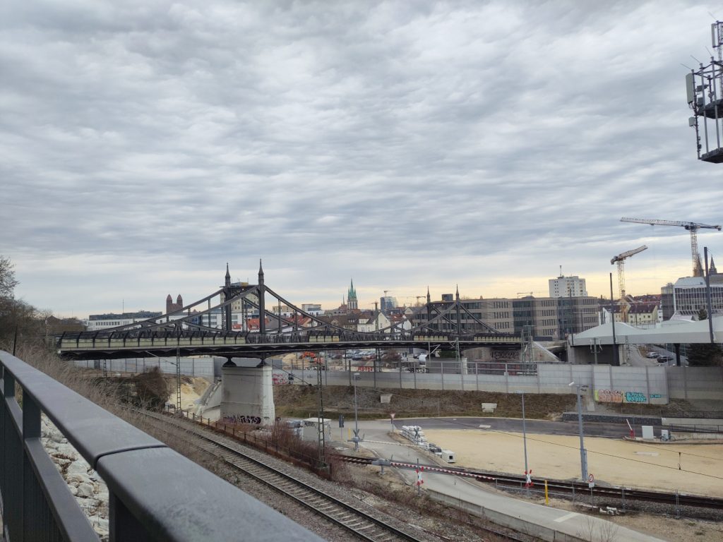 Die Neutorbrücke überspannt die Bahngleise zwischen dem Stadtzentrum und dem Michelsberg.