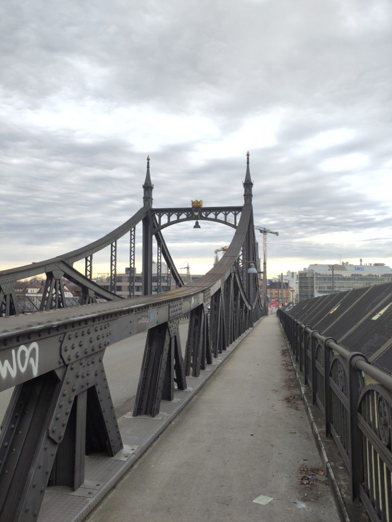 Einer der beiden Fußwege der Neutorbrücke neben der Metallkonstruktion der Brücke, die diese typische Optik erzeugt.