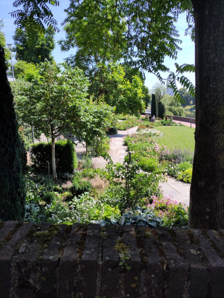 Überblick des Gartens vom Eingang auf der Stadtmauer aus.