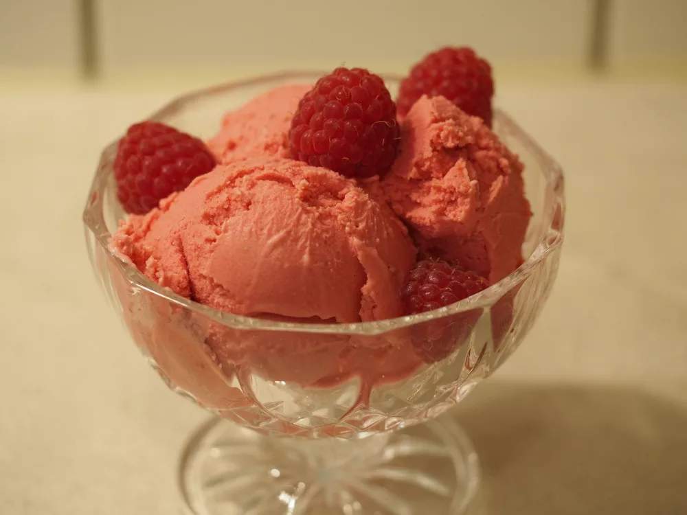Himbeer-Eiscreme (ca. 5 Kugeln)