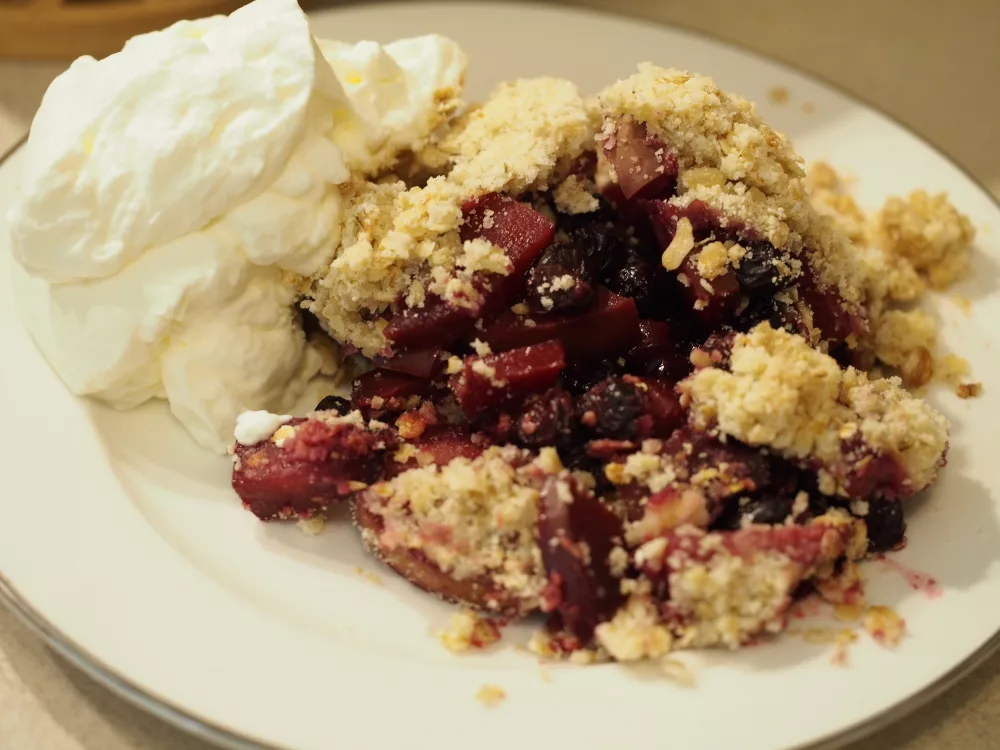 Apfelbeeren-Birnen Crumble / Aronia-Birnen Crumble (6 Portionen)