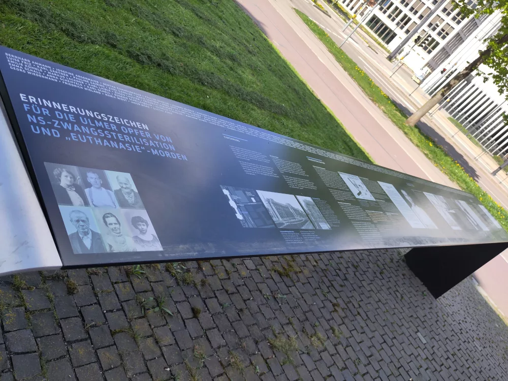 Das Erinnerungszeichen für die Ulmer Opfer von NS-Zwangssterilisation und "Euthanasie"-Morden am Justizgebäude in Ulm - Blick auf die dargestellte Dokumentation