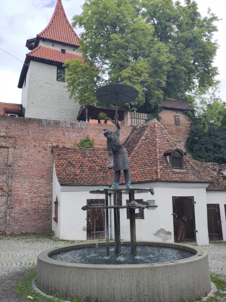 Der Griesbadbrunnen mit der Figur des Greisbadmichels. Der Brunnen wurde im Rahmen der Sanierung des Virtels 1994 erbaut.