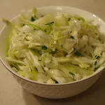 Eine kleine Schüssel gefüllt mit einer Portion Krautsalat