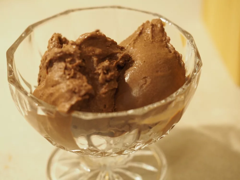 Schokoladen Eiscreme mit Nougat (ca. 6 Kugeln)