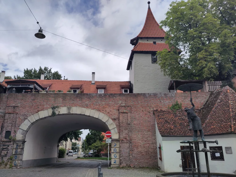 Das Zundeltor mit dem darauf erbauten Seel- oder Zundelturm. An der Seite ist der neuere Griesbadbrunnen zu sehen.
