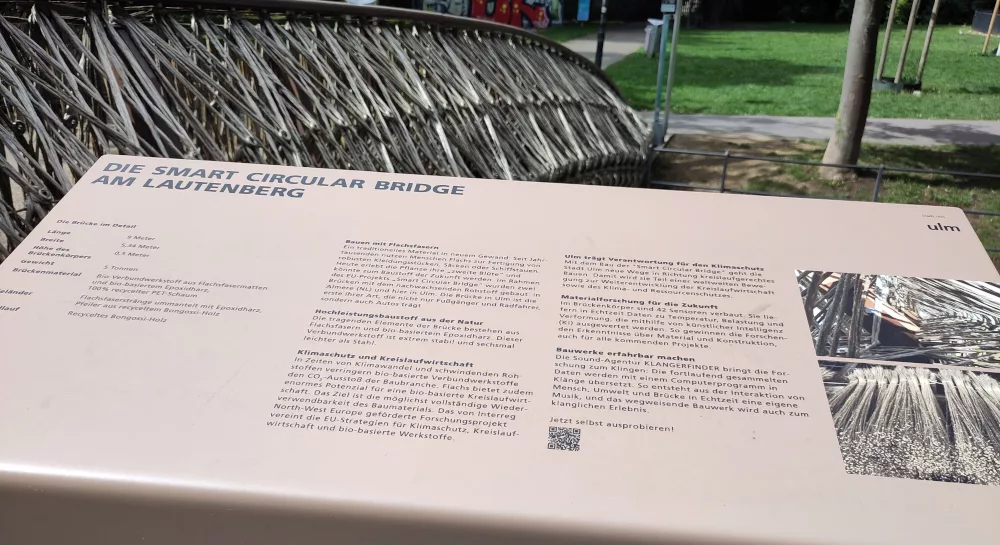 Die Infotafel zur Brücke