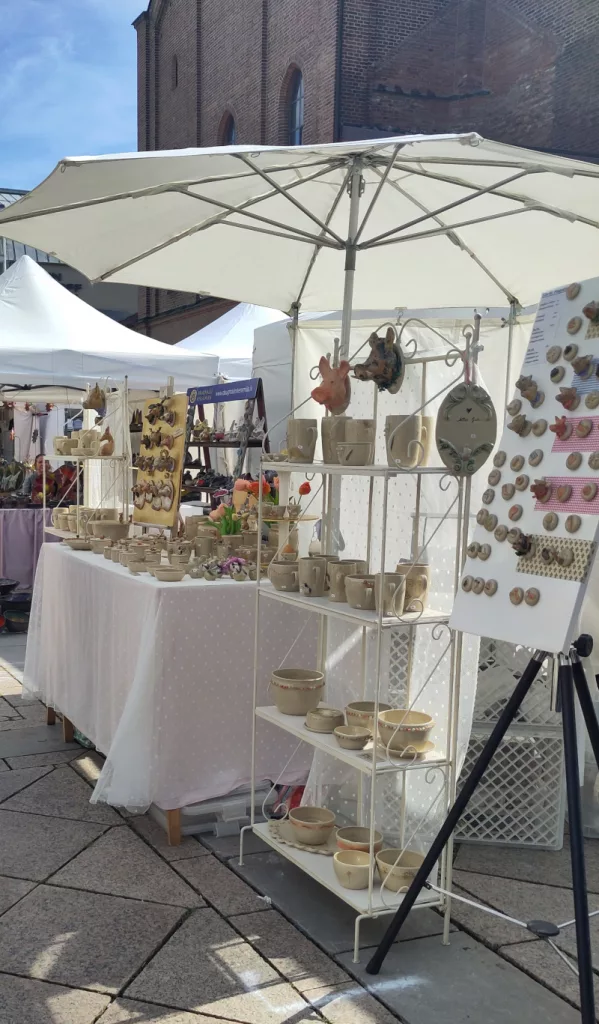 beigefarbene Tassen und Schüsseln und Magnete mit verschiedenen Tiermotiven