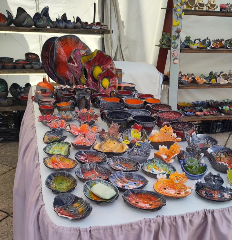 Bunte Teller, Schalen und Schüsseln