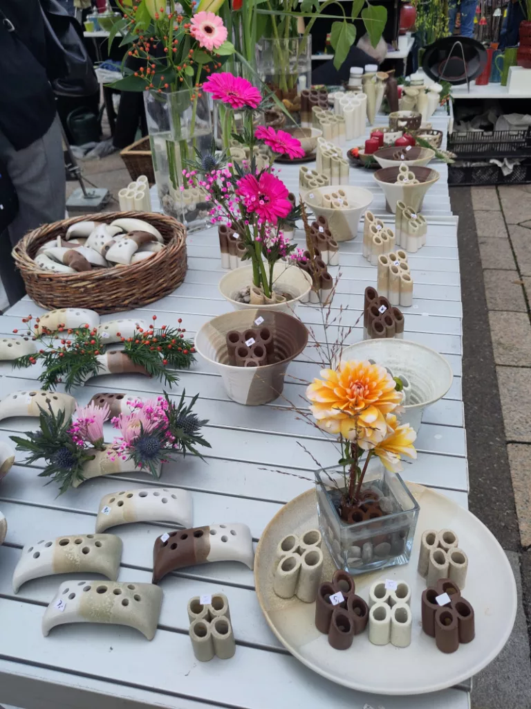 Blumenstützen aus Keramik für Vasen um die Blumen ganz apart zu stützen.