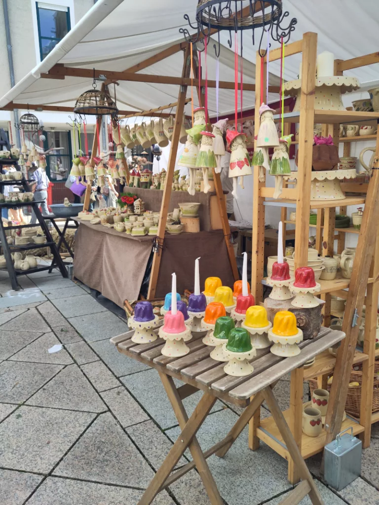 Hängende Wichtelfiguren, sowie Keramik Gugelhupfe als Kerzenhalter auf Mini-Tortenständern