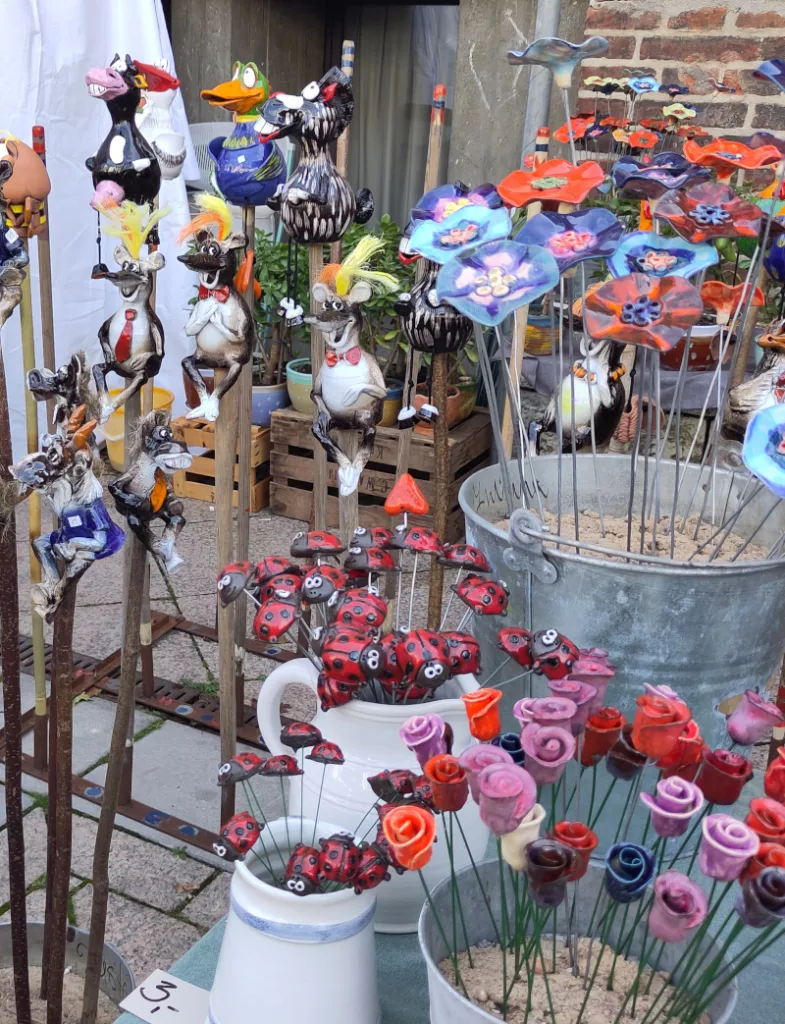 Fantasietiere, Marienkäfer, Rosen und andere Blumen als Gartenstecker