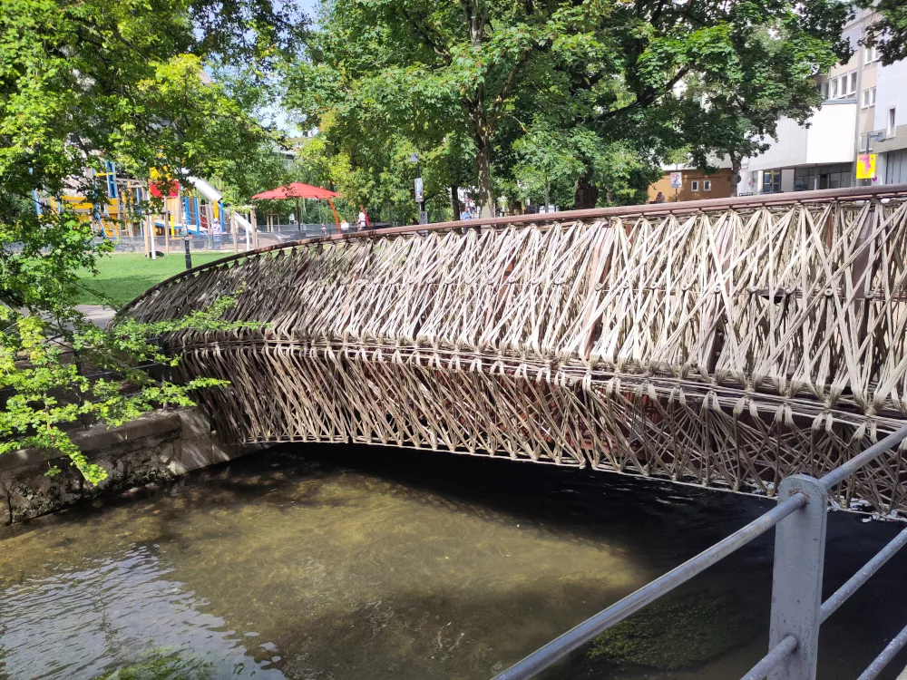 Die mit Harz ummantelten Flachsstreben an der Seite der Brücke