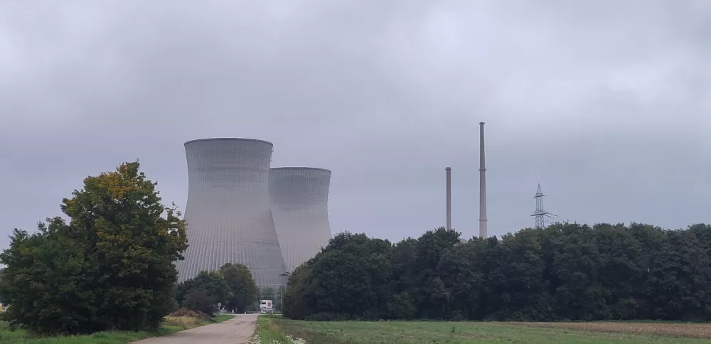Die Kühltürme des AKW Gundremmingen aus einiger Entfernung