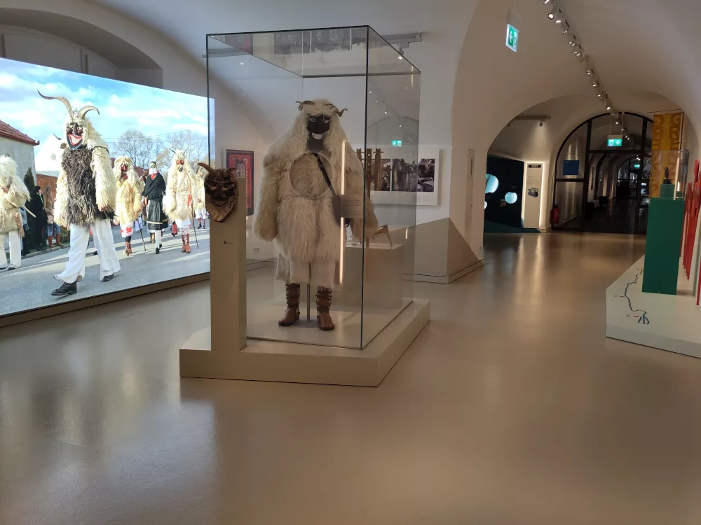 Ein traditionelles Faschingskostüm wie es auch heute noch getragen wird.