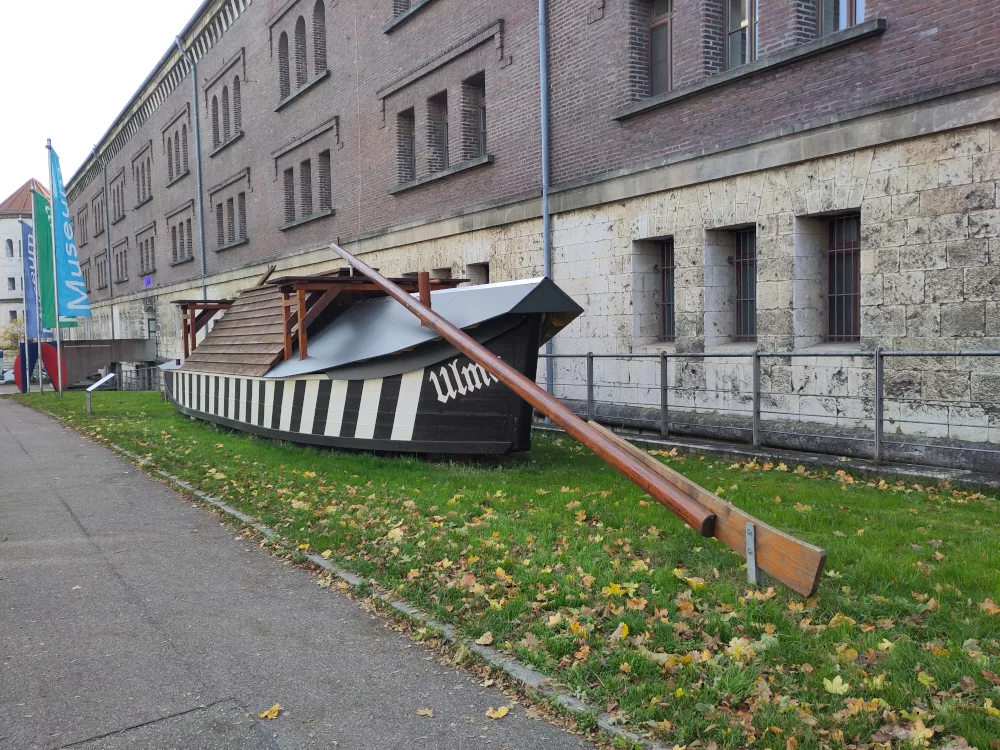 Die Ulmer Schachtel mit dem Namen Ulma vor dem Museum.