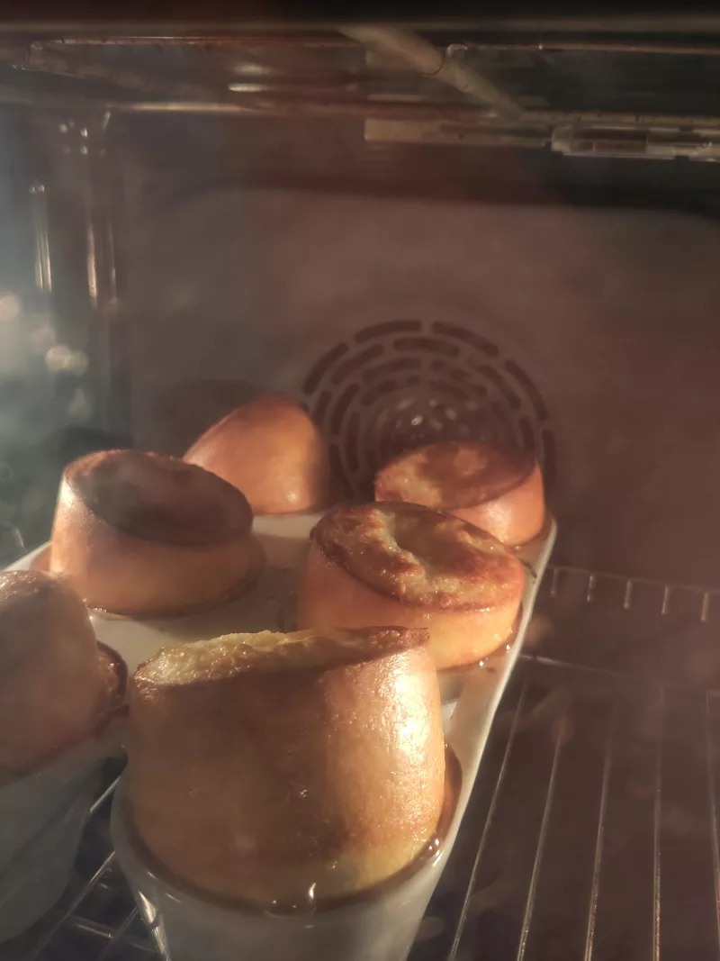 Die Pfitzauf noch im Backofen. Man sieht wie sie versuchen aus der Form zu pfitzen/hüpfen.