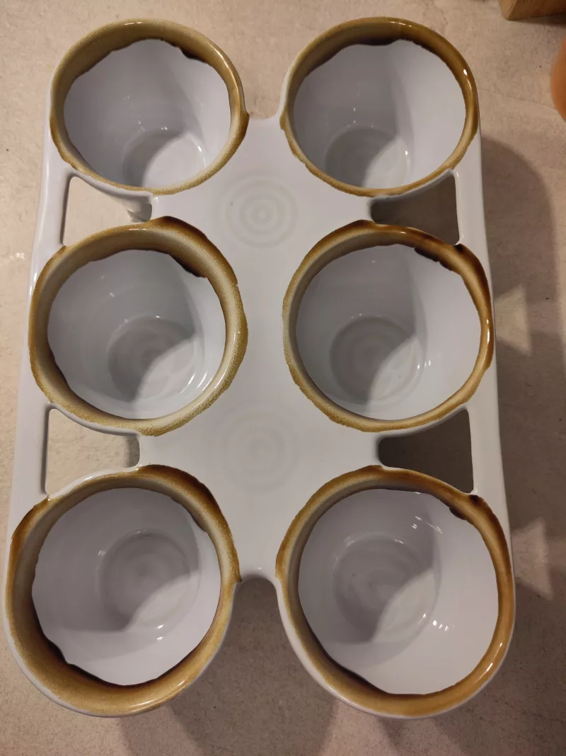 Eine klassische Pfitzaufform mit 6 Becher aus Keramik