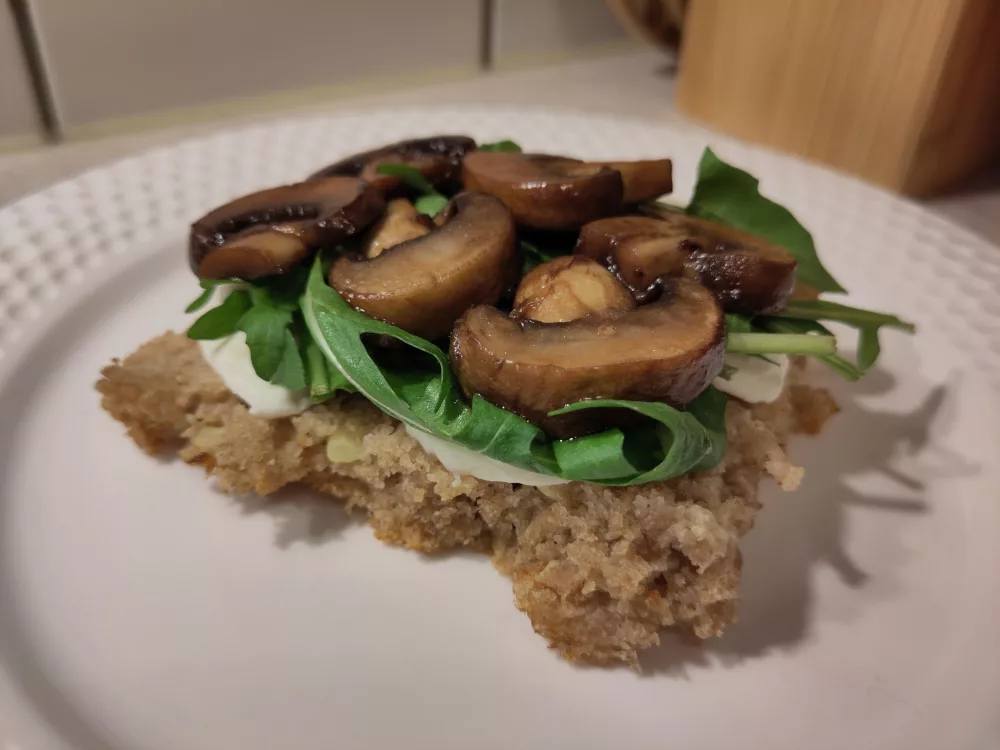 Die untere Hälfte des Focaccia wurde mit Mozzarella, Rucola, und Champignons belegt.