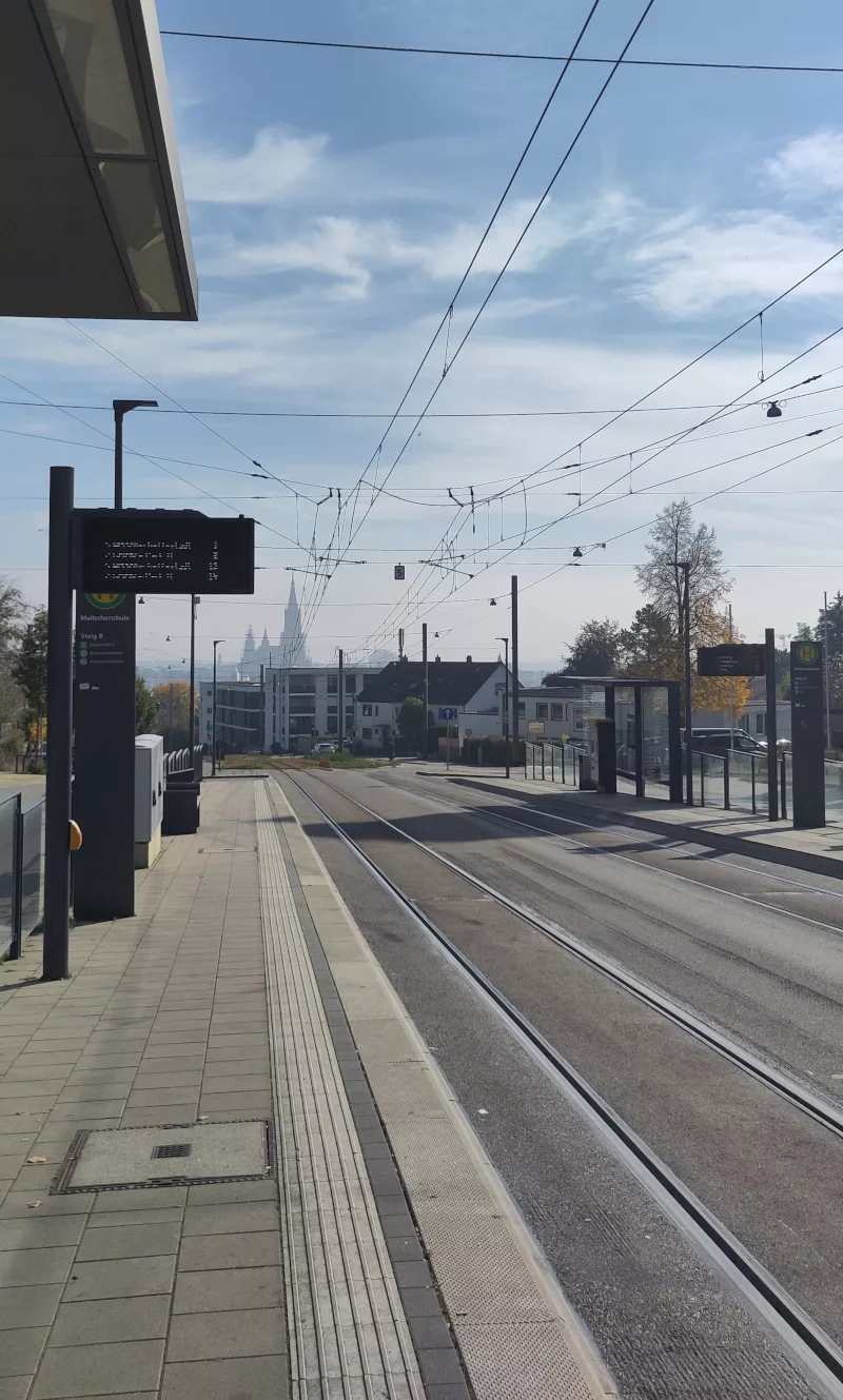 Die Bus- und Straßenbahnhaltestelle Multscherschule in Ulm