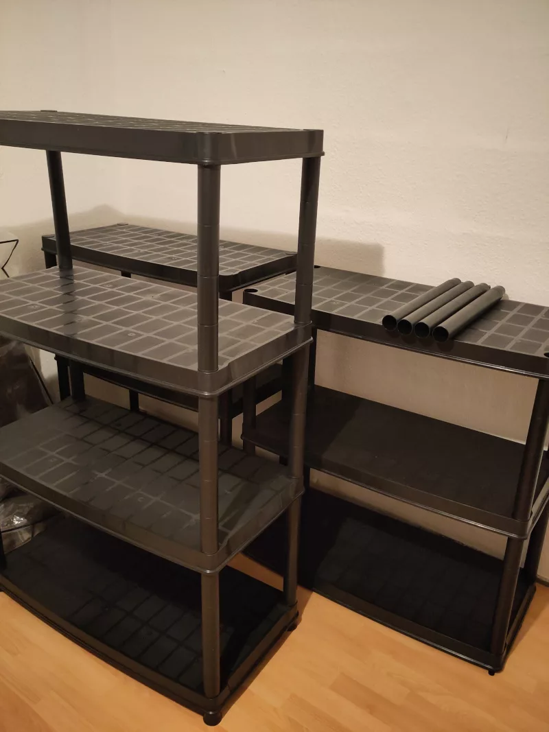 Aus zwei Bausätzen Kellerregale aus Plastik sind drei Regale entstanden. Vier Steckverbindungen blieben bei diesem unkonventionellen Aufbau übrig.