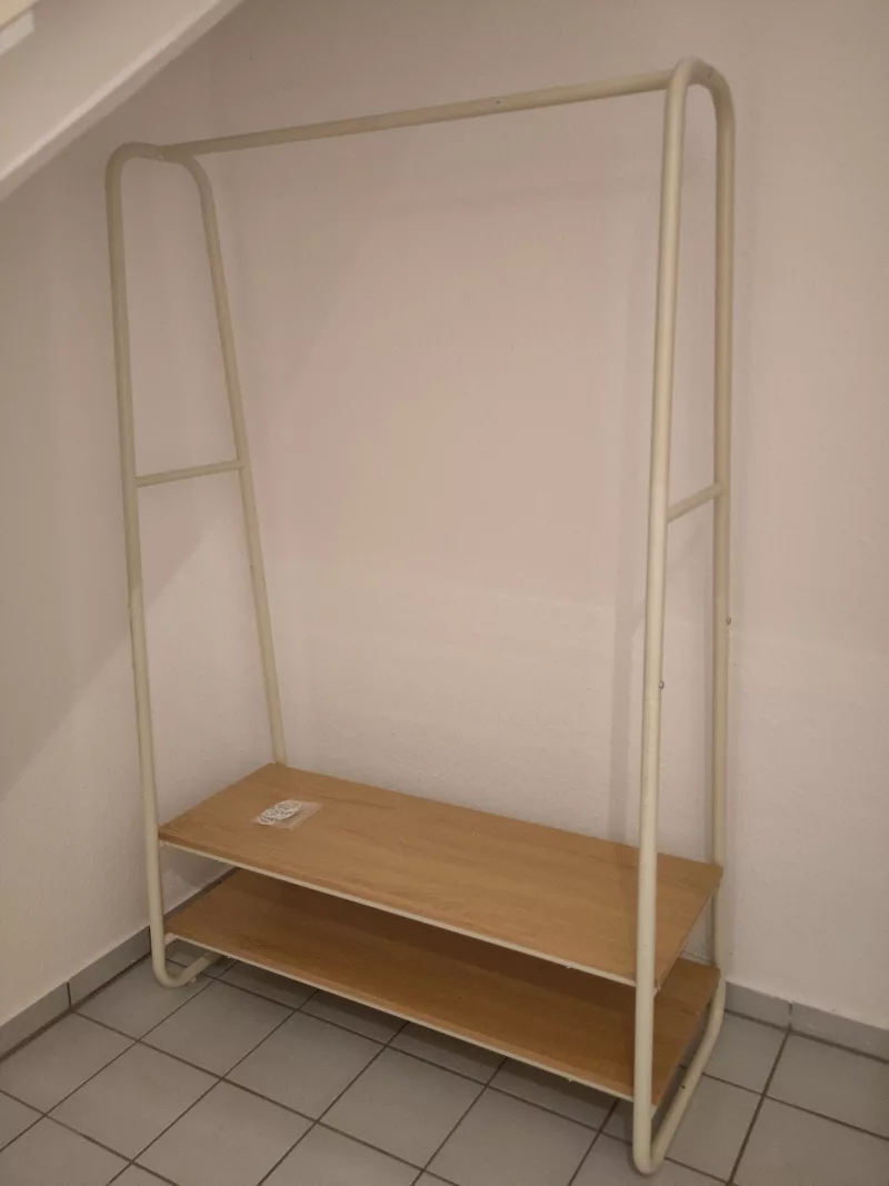 Die fertig aufgebaute Kleiderstange unter der Treppe im Kellergeschoß.